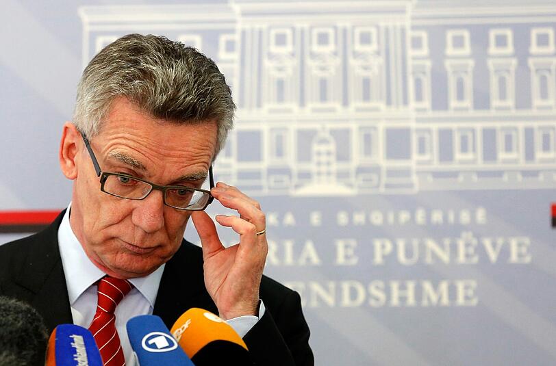 Thomas de Maiziere hat am Freitag überraschend mitgeteilt, dass syrische Flüchtlinge schlechter gestellt werden sollten.