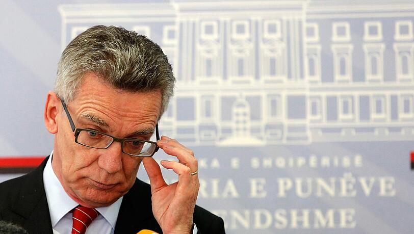 Thomas de Maiziere hat am Freitag überraschend mitgeteilt, dass syrische Flüchtlinge schlechter gestellt werden sollten. Thomas de Maiziere hat am Freitag überraschend mitgeteilt, dass syrische Flüchtlinge schlechter gestellt werden sollten.