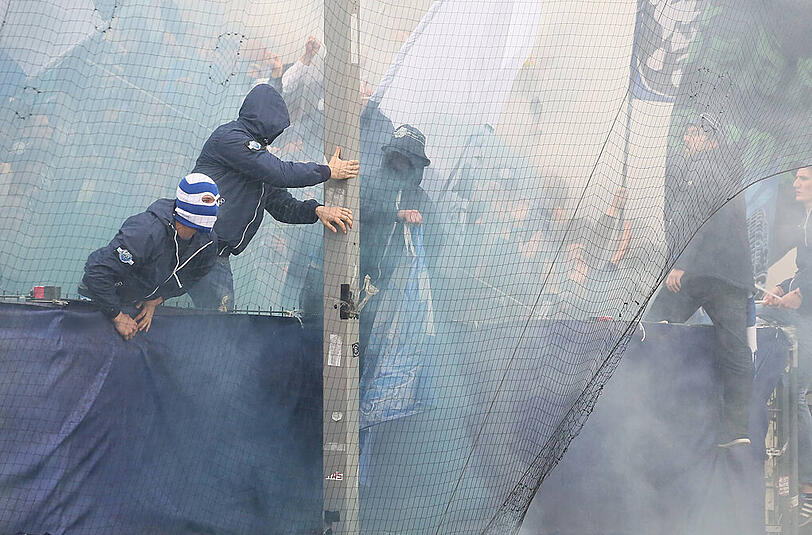Böller, Rauch, vermummte Fans: Schon wieder Pyro-Ärger beim TSV 1860 München. Die Bilder vom Bornheimer Hang in Frankfurt.