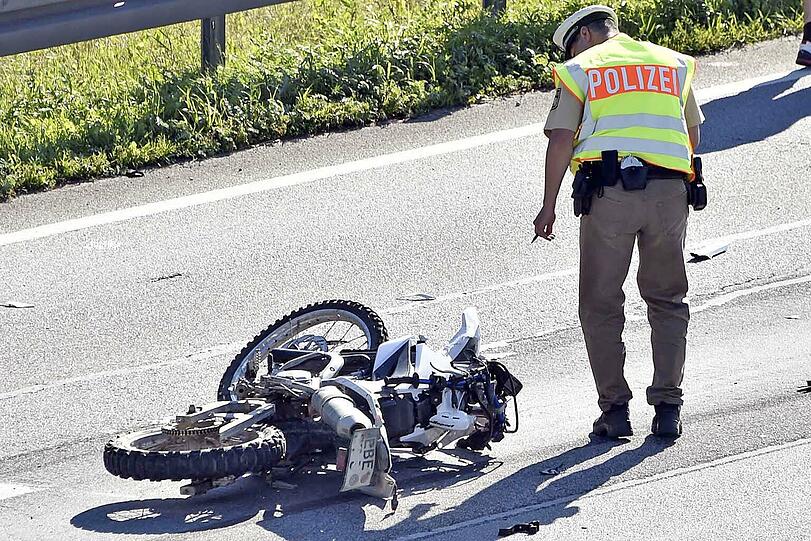 Der 17-Jährige wurde mit lebensgefährlichen Kopfverletzungen in eine Klinik geflogen. Die A99 war teilweise komplett gesperrt.
