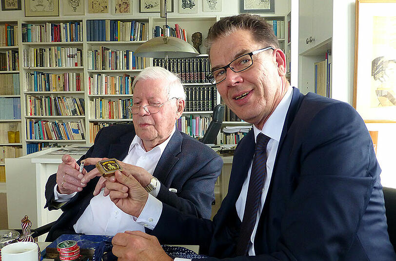 30. April 2015 in Hamburg: Entwicklungsminister Gerd Müller im Gespräch mit Altkanzler Helmut Schmidt.