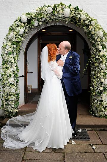 Ralph und Laura Siegel: Ein Kuss für die Fotografen nach der Trauung.