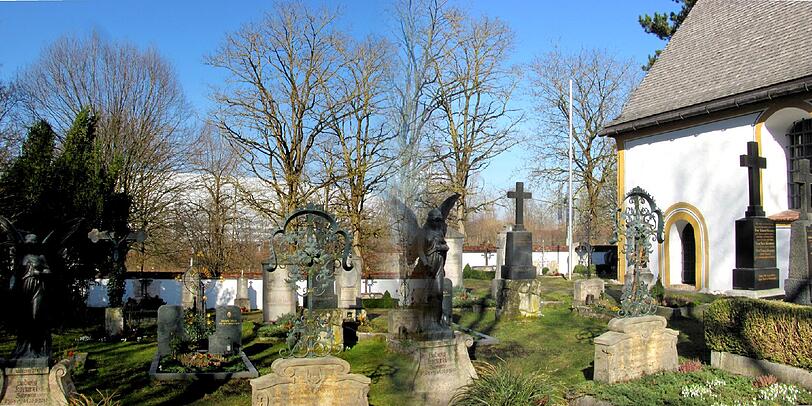 Der Friedhof: Die Allianz Arena ist zum Greifen nah.