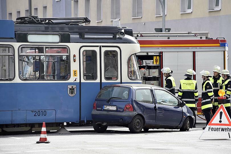 Die Tram erwischte den Twingo und schleifte ihn ein kurzes Stück mit.