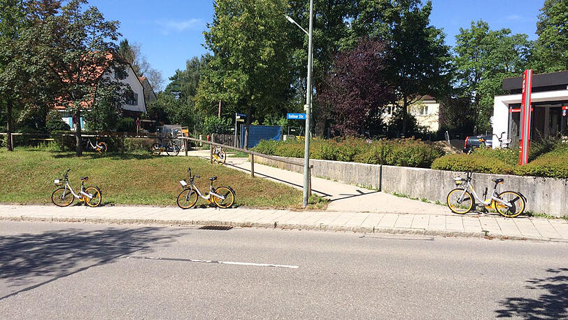 Nicht nur im Innenstadtgebiet, auch etwas außerhalb, wie hier in Großhesselohe säumen die Mieträder die Straßen.