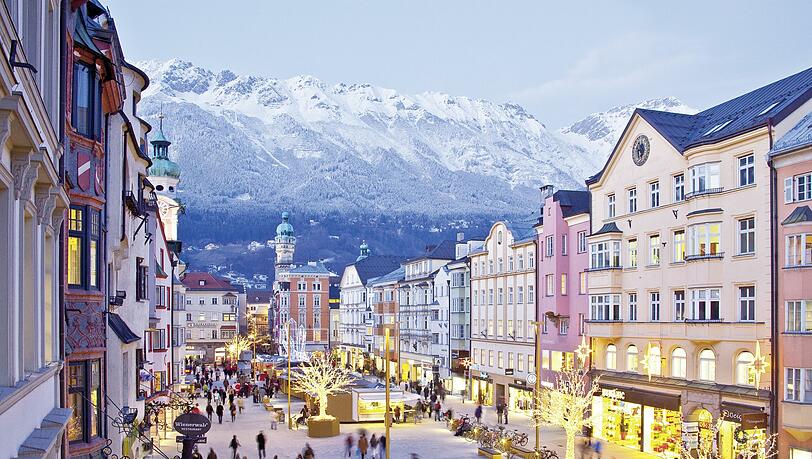 Wer über den Christkindlmarkt in der Maria-Theresien-Straße mit Blick auf die Nordkette läuft, kommt in Weihnachtsstimmung.