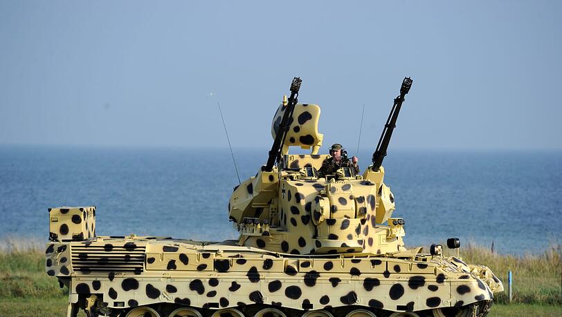 Ein in einer Sonderfarbe lackierter Flugabwehrpanzer vom Typ Gepard auf dem Schießplatz im schleswig-holsteinischen Todendorf (Archivbild). Ein in einer Sonderfarbe lackierter Flugabwehrpanzer vom Typ Gepard auf dem Schießplatz im schleswig-holsteinischen Todendorf (Archivbild).
