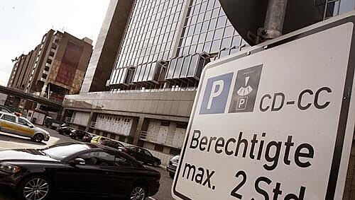 Bis zu 30 Euro kostet das Parken am Flughafen – pro Tag. Bis zu 30 Euro kostet das Parken am Flughafen – pro Tag.