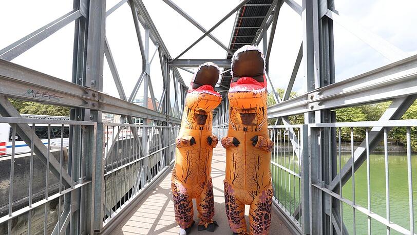 Lukas und Lukas im Dino-Kostüm auf der Brücke.