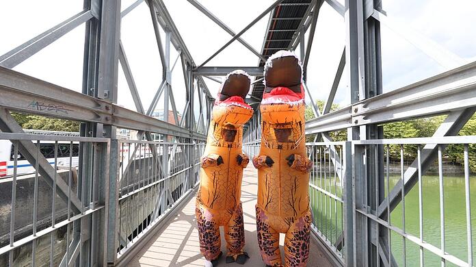 Lukas und Lukas im Dino-Kostüm auf der Brücke.