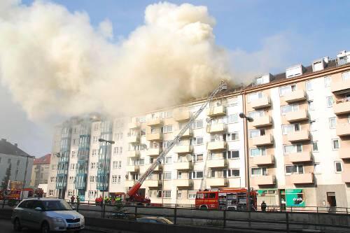 In der Tegernseer Landstraße brennt der Dachstuhl