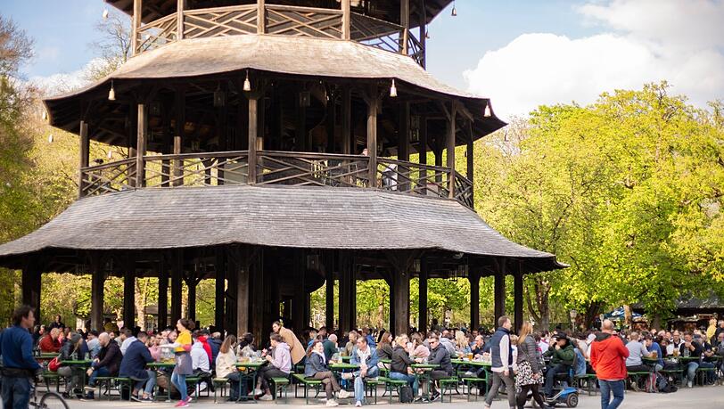Der Biergarten am Chinesischen Turm: Hier und in vielen anderen Biergärten treffen sich die Münchner gerne - doch reicht das gesellige Biergarteln, um zufrieden im Leben zu sein? Wie glücklich die Münchner sind, hat eine Studie jetzt herausgefunden.