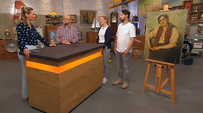 Horst Lichter ist von Kunstexpertin Bianca Berding mehr angetan als von dem Ölgemälde.