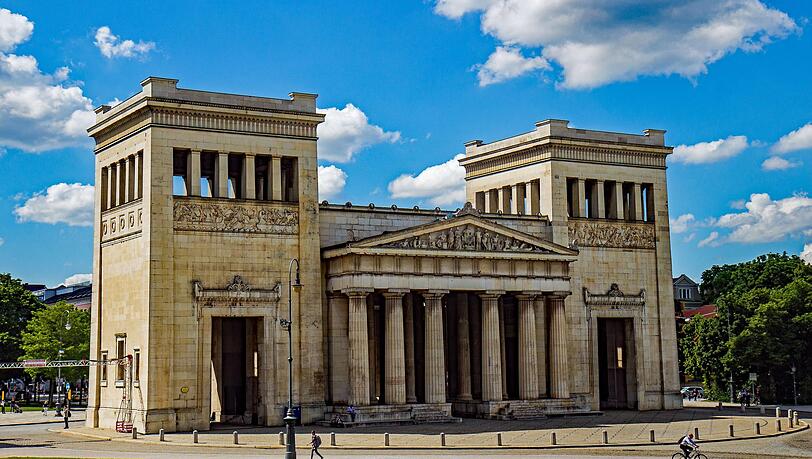 Eine Stadtführung zur NS-Diktatur in München führt auch am Königsplatz vorbei. Eine Stadtführung zur NS-Diktatur in München führt auch am Königsplatz vorbei.