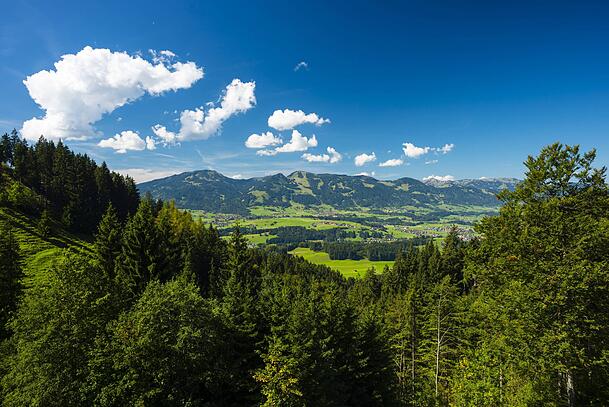 Illertal bei Oberstdorf, dahinter die Hörnerkette. Laut DAV gut geeignet für eine Herbsttour.