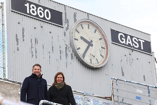 Zwei, die ein gemeinsames Ziel haben: Gernot Mang und Verena Dietl unter der historischen Anzeigentafel in der Westkurve.