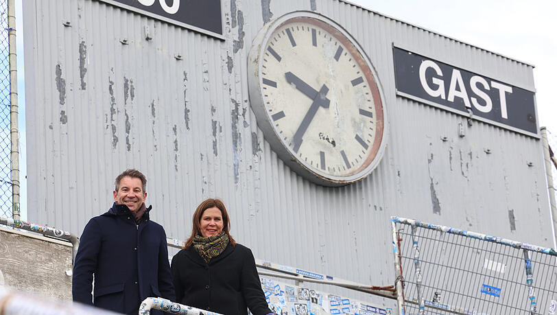 Zwei, die ein gemeinsames Ziel haben: Gernot Mang und Verena Dietl unter der historischen Anzeigentafel in der Westkurve.