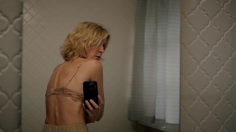 Martina (Maria Furtwängler) macht nach dem Vorfall mit Mischa Beweisfotos ihrer Verletzungen. Martina (Maria Furtwängler) macht nach dem Vorfall mit Mischa Beweisfotos ihrer Verletzungen.