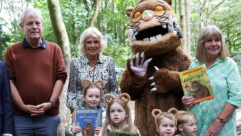 Axel Scheffler, K&ouml;nigin Camilla und Julia Donaldson feiern mit dem Gr&uuml;ffelo.