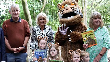 Axel Scheffler, K&ouml;nigin Camilla und Julia Donaldson feiern mit dem Gr&uuml;ffelo.