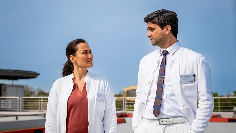Dr. Melek Birol (Idil Üner) und Dr. Florian Schmidtke (Maximilian Grill) im Flensburger Krankenhaus sind immer wieder erstaunt von den Behandlungsansätzen ihres Kollegen. Dr. Melek Birol (Idil Üner) und Dr. Florian Schmidtke (Maximilian Grill) im Flensburger Krankenhaus sind immer wieder erstaunt von den Behandlungsansätzen ihres Kollegen.