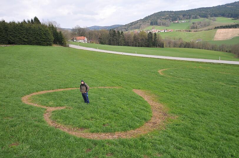 Kein kleines Wiesn-Herz, sondern ein großes Wiesen-Herz: &bdquo;Vielleicht macht er es für eine Freundin, die hier mit dem Bus vorbeifährt.&ldquo;