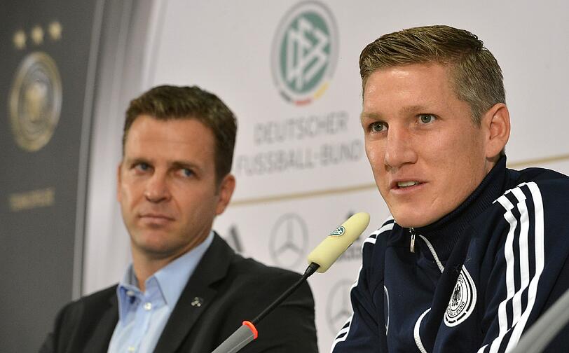 Bastian Schweinsteiger war eigentlich bester Laune. Beim Training feixte er im Sonnenschein mit seinen Mannschaftskollegen, zur Pressekonferenz schlenderte er lächelnd mit den Händen in den Hosentaschen. Doch als ihm kritische Fragen gestellt wurden, schaltete Schweinsteiger,umgehend in den Angriffsmodus.