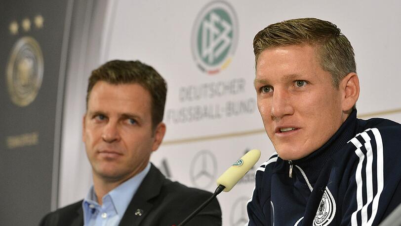 Bastian Schweinsteiger war eigentlich bester Laune. Beim Training feixte er im Sonnenschein mit seinen Mannschaftskollegen, zur Pressekonferenz schlenderte er lächelnd mit den Händen in den Hosentaschen. Doch als ihm kritische Fragen gestellt wurden, schaltete Schweinsteiger,umgehend in den Angriffsmodus. Bastian Schweinsteiger war eigentlich bester Laune. Beim Training feixte er im Sonnenschein mit seinen Mannschaftskollegen, zur Pressekonferenz schlenderte er lächelnd mit den Händen in den Hosentaschen. Doch als ihm kritische Fragen gestellt wurden, schaltete Schweinsteiger,umgehend in den Angriffsmodus.