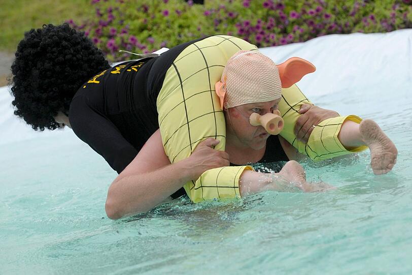 Oberste Regel beim "Wife Carrying" ist Spaß haben.Die spinnen die Finnen."Wife Carrying" in Finnland.