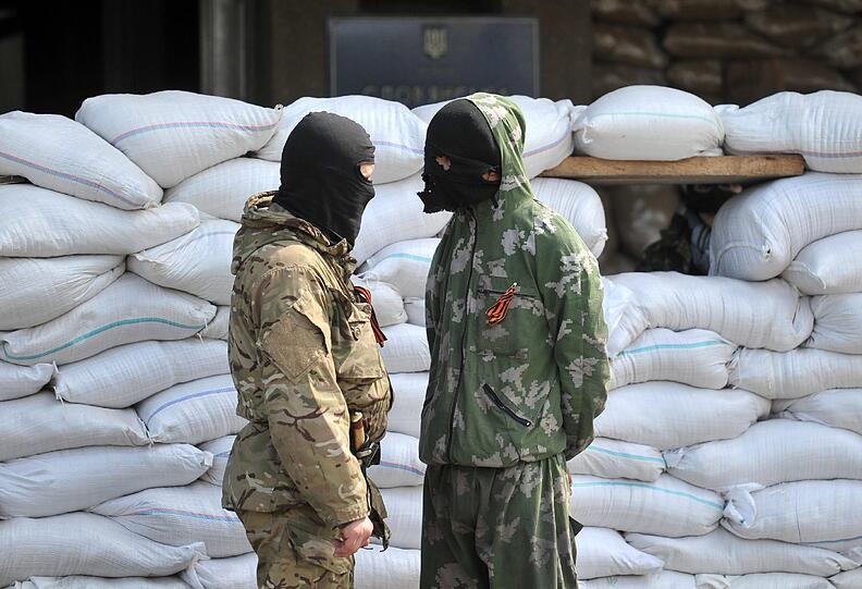 Keine Entspannung in der Ukraine: Bewaffnete Männer stehen sich in der Ostukraine gegenüber.