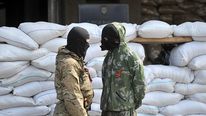 Keine Entspannung in der Ukraine: Bewaffnete Männer stehen sich in der Ostukraine gegenüber. Keine Entspannung in der Ukraine: Bewaffnete Männer stehen sich in der Ostukraine gegenüber.