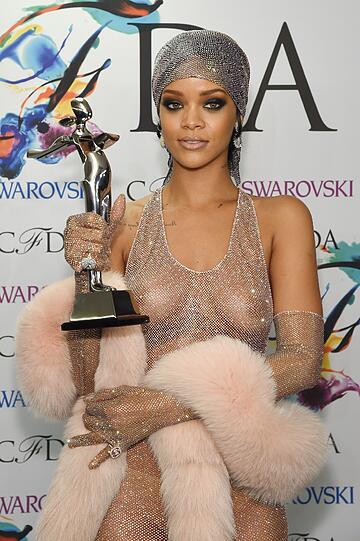 Po, Rücken, Brüste - die Bilder von Rihannas Auftritt beim Council of Designer of America Award in New York.