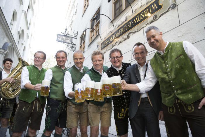 Andreas Steinfatt vom Verein Münchener Brauereien (Mitte) und die Chefs der sechs Münchner Brauereien haben im Bier- und Oktoberfestmuseum die diesjährigen Wiesnbiere verkostet. Fazit der Experten: Trinkbar sind sie alle &ndash; und &bdquo;jeden Preis wert&ldquo;, findet Wirtesprecher Toni Roiderer.