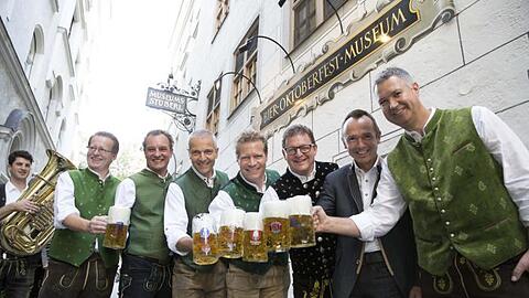 Andreas Steinfatt vom Verein Münchener Brauereien (Mitte) und die Chefs der sechs Münchner Brauereien haben im Bier- und Oktoberfestmuseum die diesjährigen Wiesnbiere verkostet. Fazit der Experten: Trinkbar sind sie alle &ndash; und &bdquo;jeden Preis wert&ldquo;, findet Wirtesprecher Toni Roiderer.