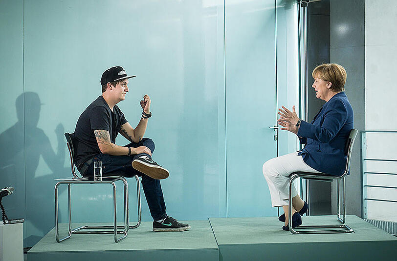 Kanzlerin Merkel im Interview mit Florian Mundt alias LeFloid im Bundeskanzleramt.