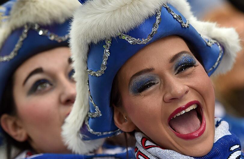 Die Funkengarde des "KuKaKö" (1. Köthener Karnevalsgesellschaft KUKAKÖ 1954 e.V.) beteiligt sich am Rosenmontagszug durch die Innenstadt von Köthen/Sachsen-Anhalt.