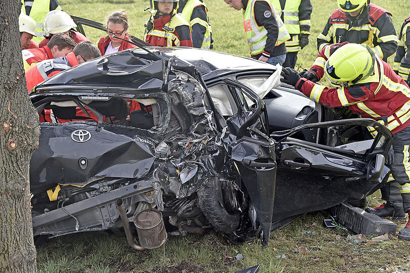Schwerer Unfall auf der A8. Ein Toyota prallte gegen einen Baum.