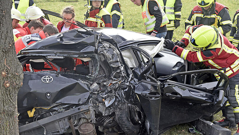 Schwerer Unfall auf der A8. Ein Toyota prallte gegen einen Baum. Schwerer Unfall auf der A8. Ein Toyota prallte gegen einen Baum.