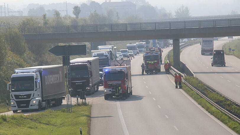 Der Ferrari wurde von der Leitplanke in Stücke gerissen, der Fahrer hatte keine Chance &ndash; die Bilder von der Unfallstelle.