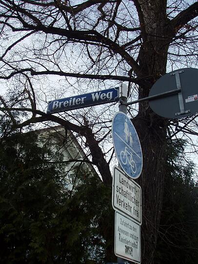 Hier am Breiter Weg soll auch die schnelle Ersatzroute zum Langwieder See von der Dorfstraße abzweigen und südlich der Autobahn verlaufen.