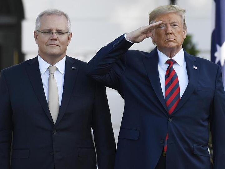 Kämpferische Pose: US-Präsident Donald Trump salutiert, während er Australiens Premierminister Scott Morrison im Weißen Haus begrüßt.