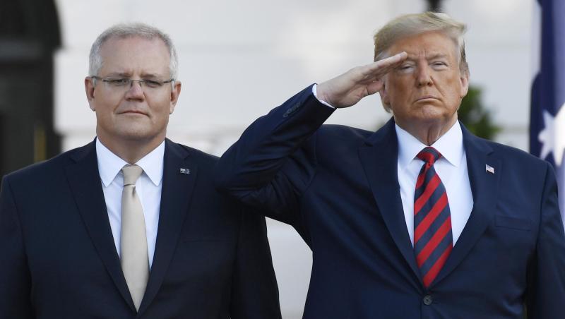 Kämpferische Pose: US-Präsident Donald Trump salutiert, während er Australiens Premierminister Scott Morrison im Weißen Haus begrüßt. Kämpferische Pose: US-Präsident Donald Trump salutiert, während er Australiens Premierminister Scott Morrison im Weißen Haus begrüßt.