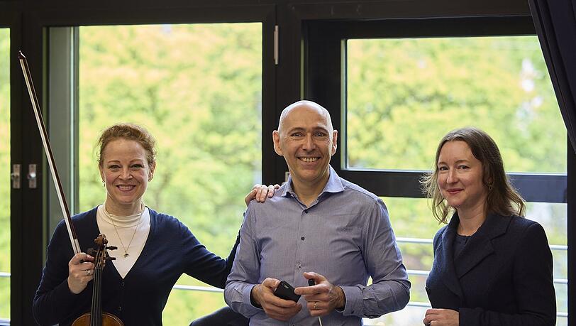 Der Dirigent Enrico Onofri mit der Geigerin Carolin Widmann (li.) und der Komponistin Lisa Streich.