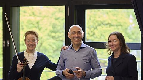 Der Dirigent Enrico Onofri mit der Geigerin Carolin Widmann (li.) und der Komponistin Lisa Streich.