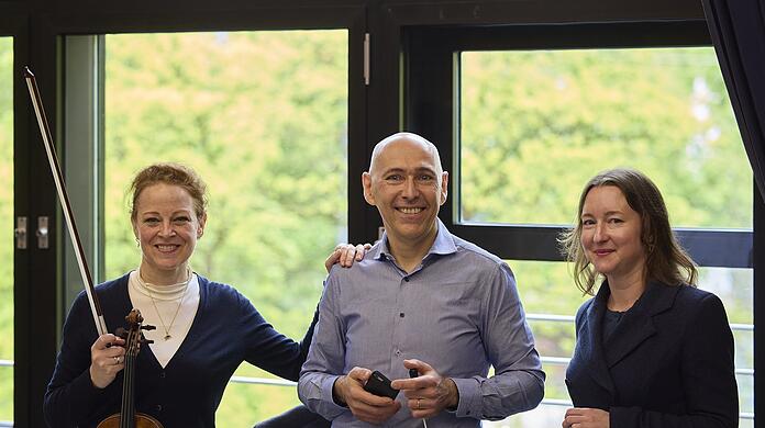 Der Dirigent Enrico Onofri mit der Geigerin Carolin Widmann (li.) und der Komponistin Lisa Streich.