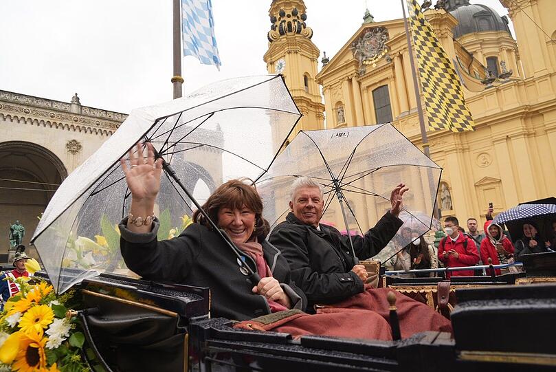 Oberbürgermeister Dieter Reiter (SPD, r.) und seine Frau Petra beim Trachtenumzug.