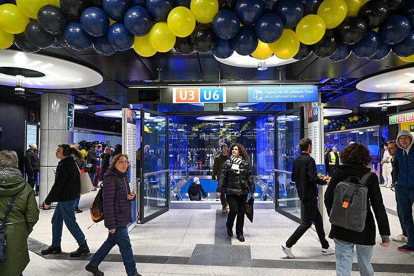 Die Luftballons werden verschwinden, das Lichtkonzept und die modernen Fassaden bleiben. Das Zwischengeschoss im umgebauten Sendlinger Tor erstrahlt offiziell in neuem Glanz. Ob sich nun niemand mehr verläuft, muss sich erst noch zeigen.