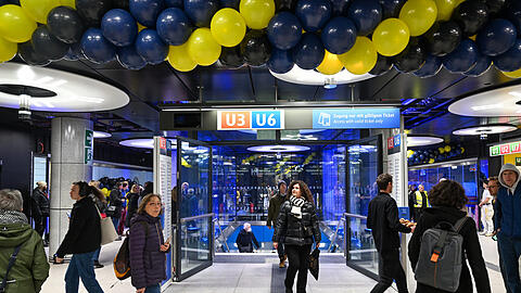 Die Luftballons werden verschwinden, das Lichtkonzept und die modernen Fassaden bleiben. Das Zwischengeschoss im umgebauten Sendlinger Tor erstrahlt offiziell in neuem Glanz. Ob sich nun niemand mehr verläuft, muss sich erst noch zeigen.