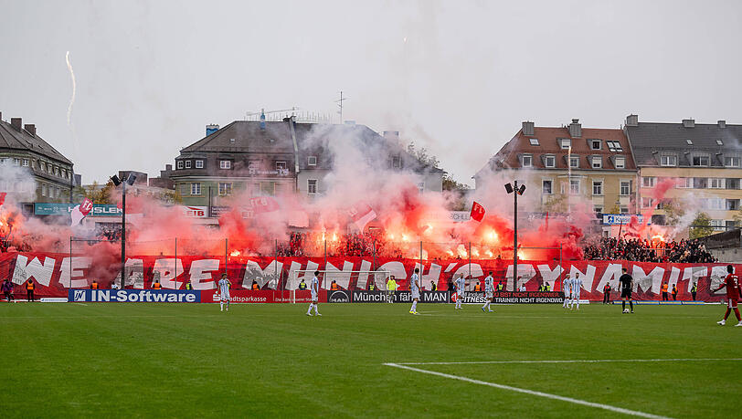 Die Bayern-Fans sorgten mit ihrer Pyro-Show zwischenzeitlich für eine Unterbrechung des Derbys. Die Bayern-Fans sorgten mit ihrer Pyro-Show zwischenzeitlich für eine Unterbrechung des Derbys.