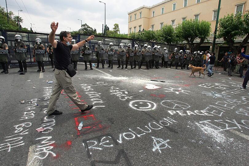 Am Mittwochabend und in der Nacht ist es zu heftigen Straßenschlachten zwischen der Polizei und Demonstranten in Athen gekommen. Mindestens 60 Menschen seien leicht verletzt
worden, berichtete das staatliche Fernsehen (NET). Tausende Menschen protestierten friedlich bis in die frühen
Morgenstunden vor dem Parlament in Athen gegen das harte Sparprogramm
der Regierung.
